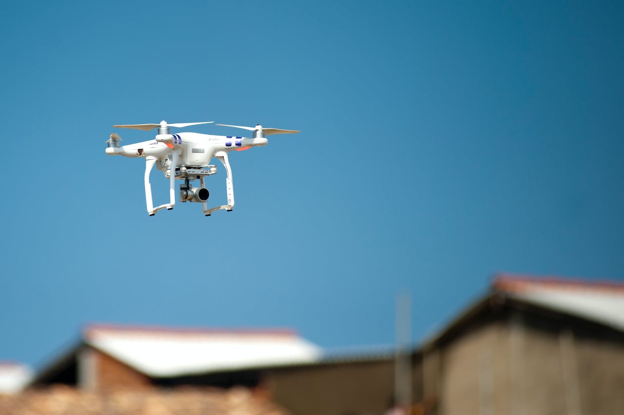 Drones de surveillance industrielle : révolutionner la gestion des bâtiments et des infrastructures